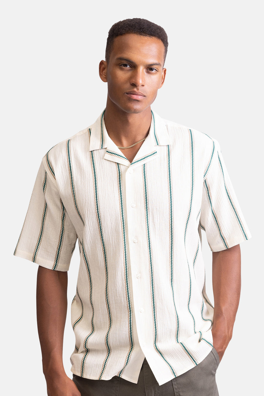 Chemise écru à manches courtes de REDEFINED REBEL, avec des rayures verticales et une chaîne d'or.