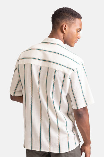 Chemise écru à manches courtes de REDEFINED REBEL, avec une texture rayée et le dos visible.