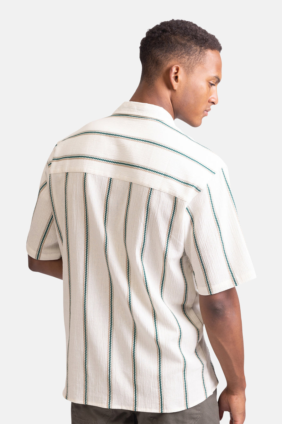Chemise écru à manches courtes de REDEFINED REBEL, avec une texture rayée et le dos visible.