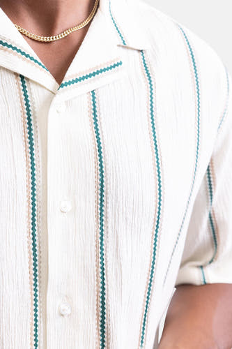 Chemise écru à manches courtes de REDEFINED REBEL, avec imprimé rayé et fermeture à boutons.