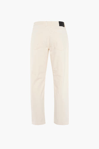 Jean droit écru de REDEFINED REBEL, avec des poches arrière et un patch noir sur la ceinture.