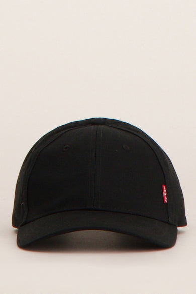 Chapeau noir de Levi's® Accessories, avec une bande marron et un fermoir métallique ajustable à l'arrière.