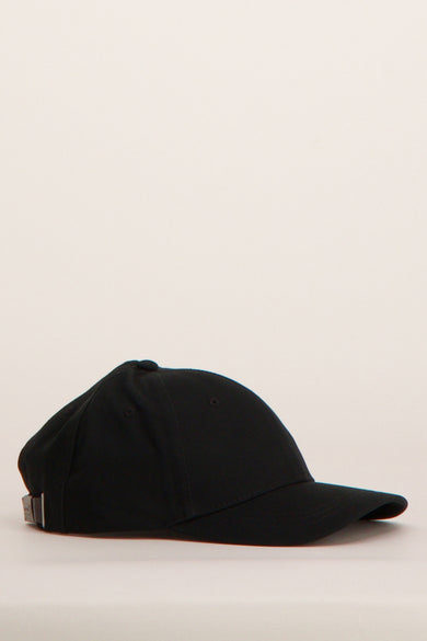 Chapeau noir de Levi's® Accessories, avec une fermeture métallique à l'arrière, en vue latérale.