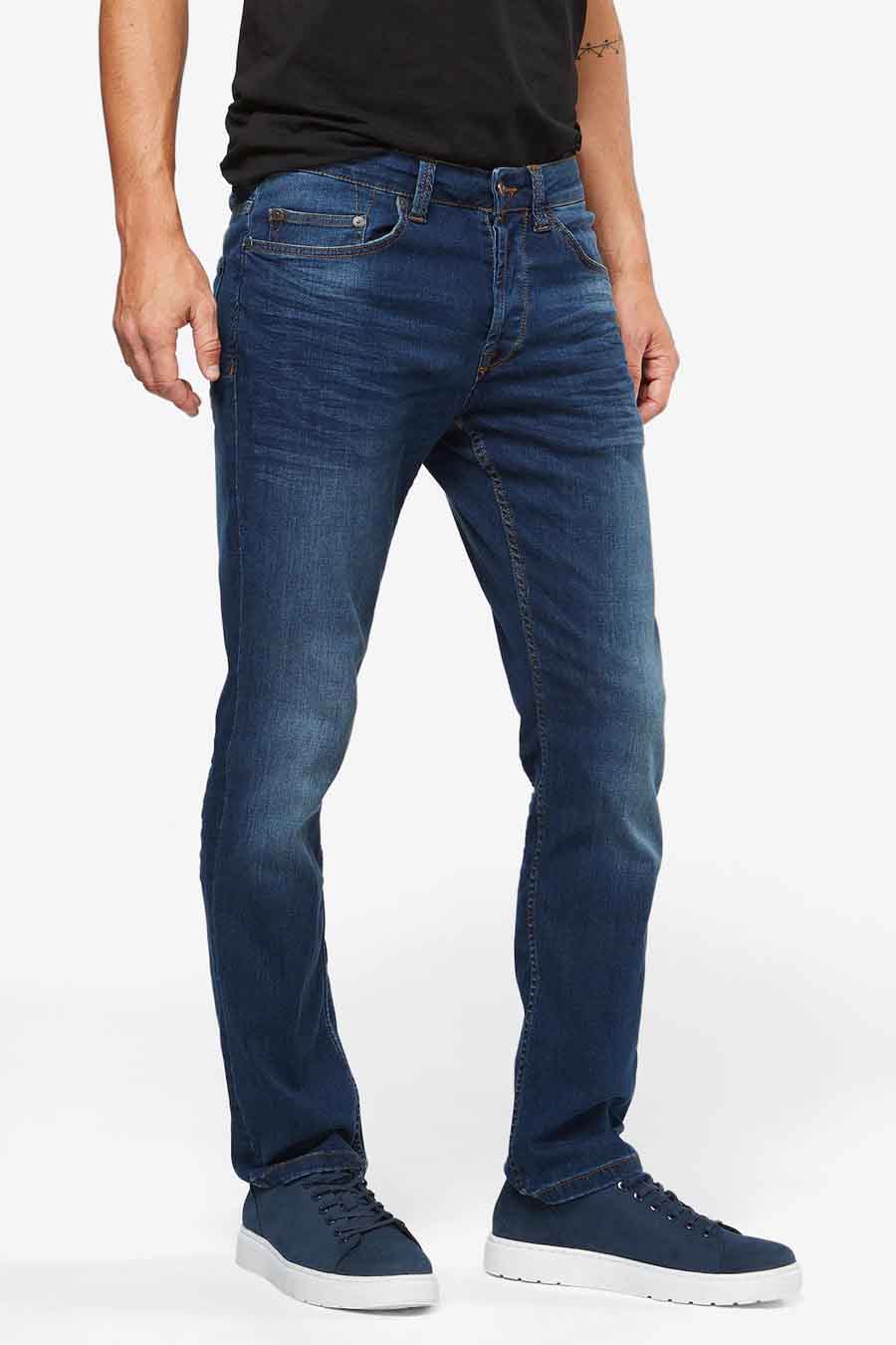 Jean denim droit bleu marine de ONLY & SONS, avec un lavage subtilement affiné.