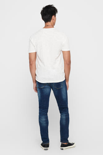 Jean bleu marine droit de ONLY & SONS, avec un léger lavage et porté avec un t-shirt blanc et des baskets noires.