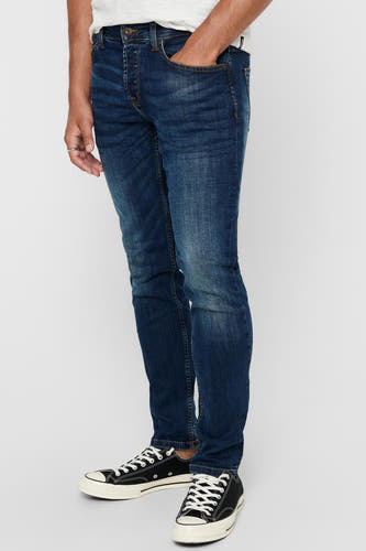 Jean droit bleu marine d'ONLY & SONS, avec une main dans la poche et des baskets noires.