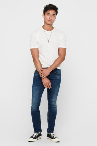 Jean bleu marine droit d'ONLY & SONS®, légèrement lavé, associé à un T-shirt blanc et des baskets noires.