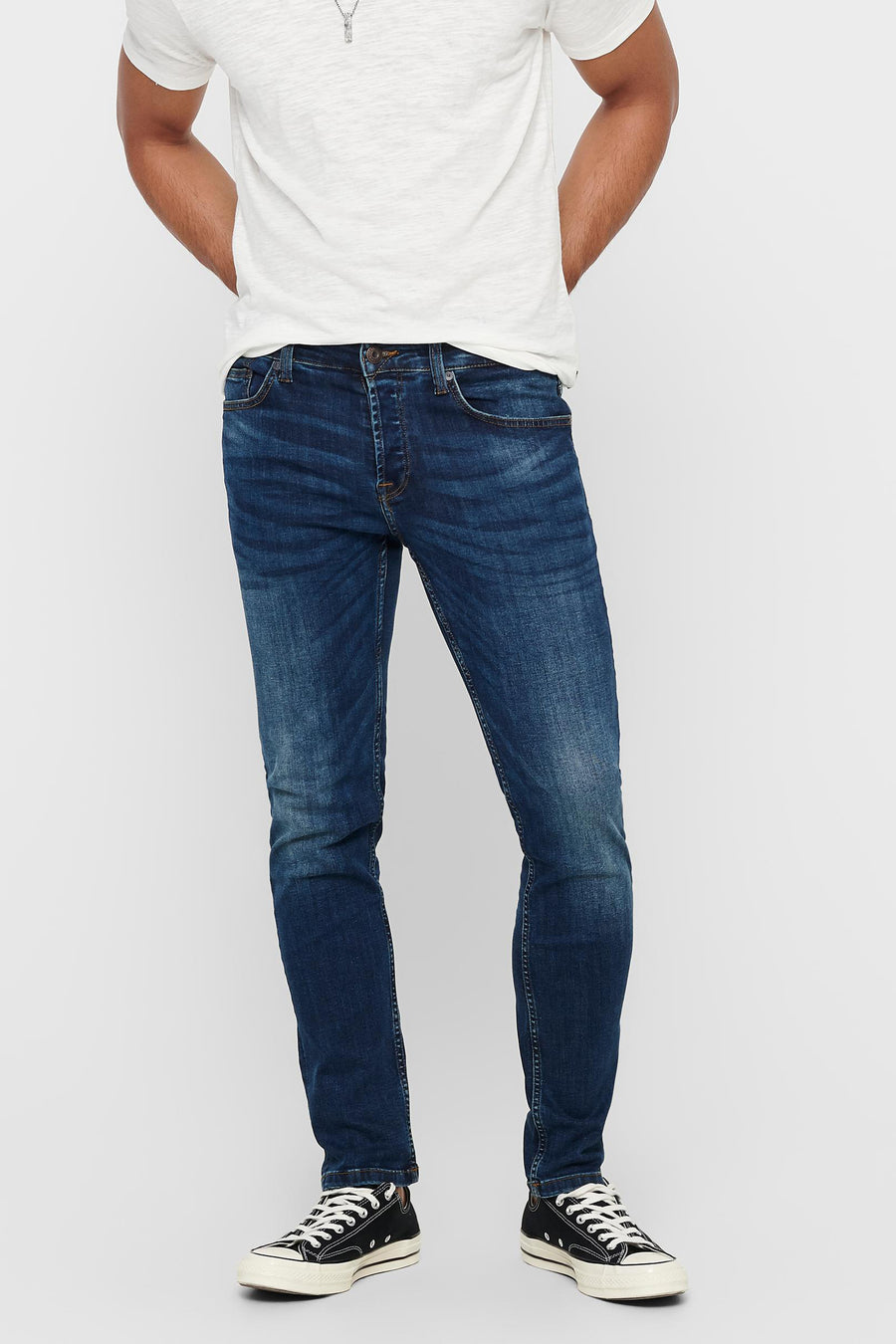 Jean droit bleu marine d'ONLY & SONS, avec des lavages subtils et un style décontracté.