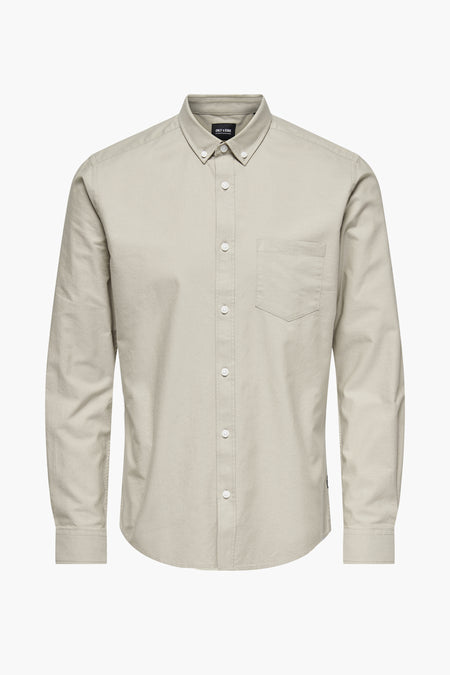 Beige overhemd met lange mouwen en borstzak.