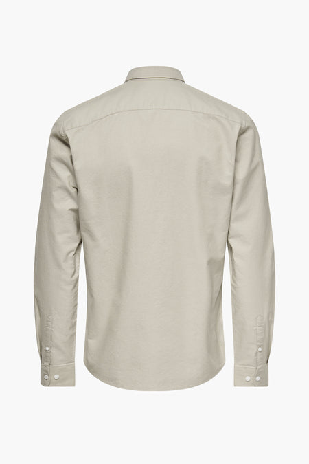 Crèmekleurig herenoverhemd, achterkant.