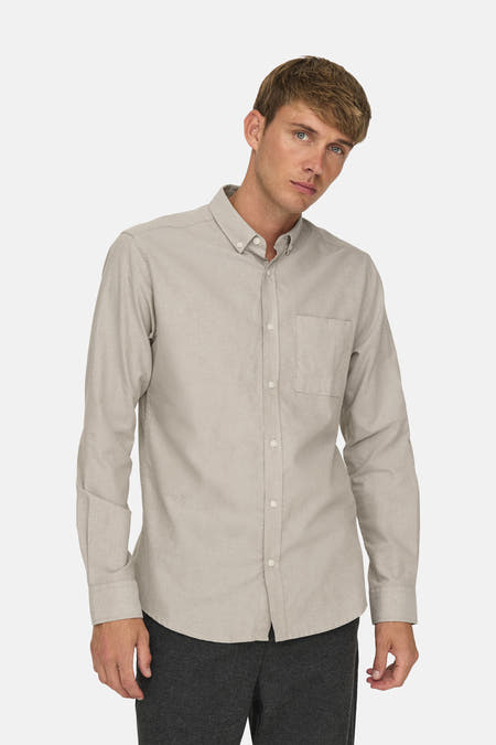 Chemise taupe à longues manches de ONLY & SONS, avec col et poche po.