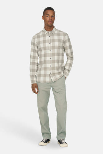 Geruit overhemd met lange mouwen van ONLY & SONS, gedragen met groene broek en zwarte sneakers.