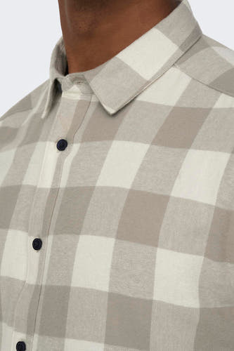 Chemise beige à carreaux à longues manches de ONLY & SONS, avec des boutons et un col sombres.