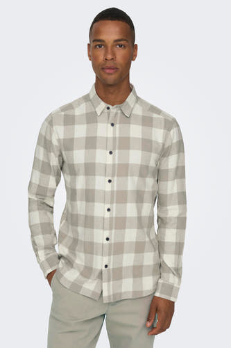 Chemise en flanelle couleur crème de ONLY & SONS®, à longues manches, avec un motif à carreaux et des boutons foncés.