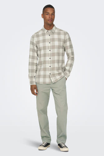 Chemise beige à carreaux à longues manches de ONLY & SONS®, avec des boutons noirs et un pantalon vert clair.