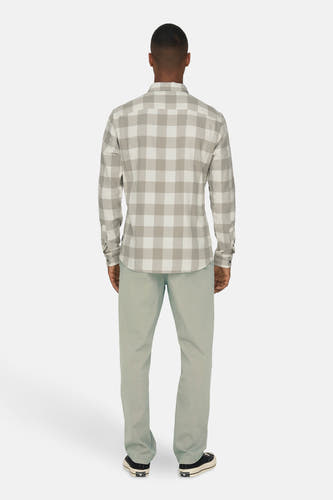 Grijs en wit geruit overhemd met lange mouwen van ONLY & SONS®, met knoopsluiting en lichtgroene broek.
