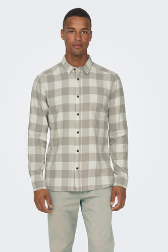 Grijs geruit overhemd met lange mouwen van ONLY & SONS, met knoopsluiting en lange mouwen, gedragen met een groene broek.
