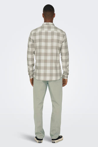 Chemise à manches longues de ONLY & SONS®, avec un motif à carreaux et des manches longues, vue de l'arrière.