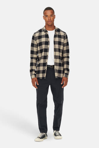 Chemise bleue à manches longues d'ONLY & SONS, à motif en damier, portée par-dessus un T-shirt blanc, avec un pantalon bleu foncé.