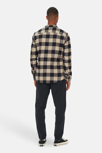 Chemise bleue à manches longues ONLY & SONS®, avec un motif en bloc noir et beige, portée avec un pantalon noir et des baskets noires.