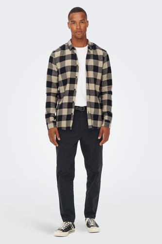 Chemise bleue à manches longues d'ONLY & SONS, avec motif en damier beige et noir.