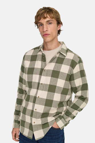 Chemise à carreaux vert et blanc à manches longues de ONLY & SONS®, stylisée sur un mannequin en pose lifestyle, fermeture à boutons et poche à l'avant.