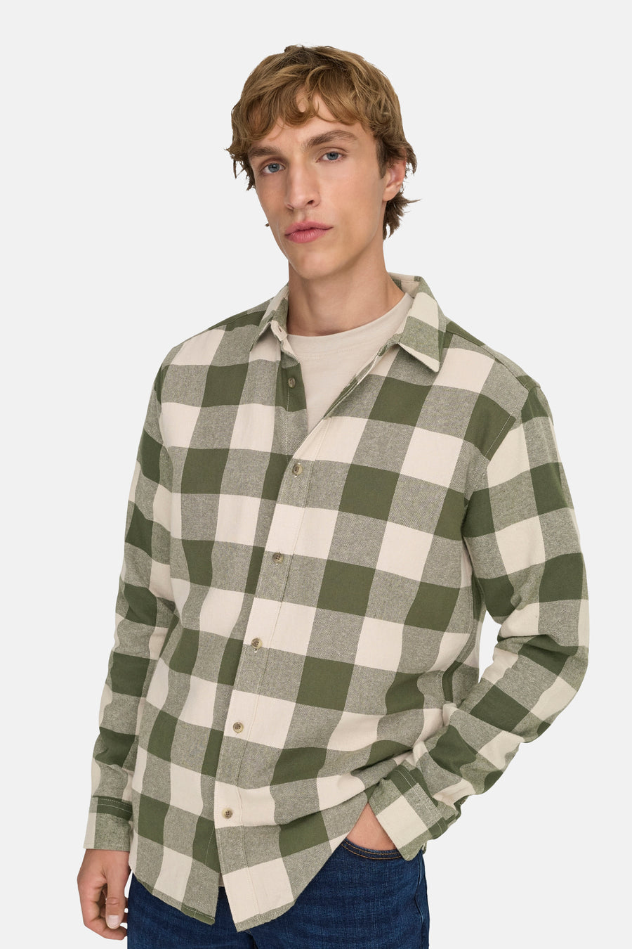 Chemise à carreaux vert et blanc à manches longues de ONLY & SONS®, stylisée sur un mannequin en pose lifestyle, fermeture à boutons et poche à l'avant.