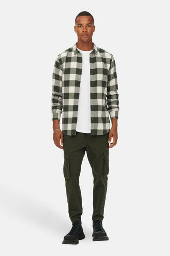 Chemise verte à manches longues de ONLY & SONS®, avec un motif rayé, portée sur un T-shirt blanc et un pantalon cargo vert.