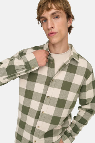 Chemise à carreaux vert et blanc à manches longues de ONLY & SONS®, portée par un mannequin, fermeture à boutons, look décontracté
