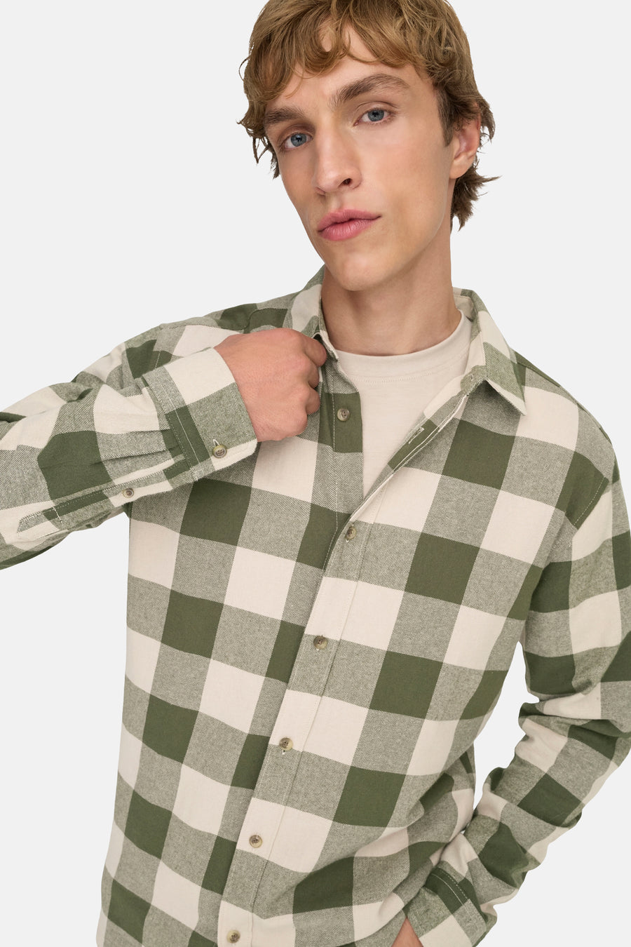 Chemise à carreaux vert et blanc à manches longues de ONLY & SONS®, portée par un mannequin, fermeture à boutons, look décontracté