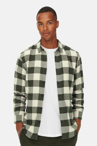Chemise verte à longues manches de ONLY & SONS®, avec un motif de carreaux sur un T-shirt blanc.