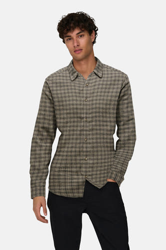 Chemise brune à longues manches de ONLY & SONS®, avec un motif rayé et un pantalon noir.