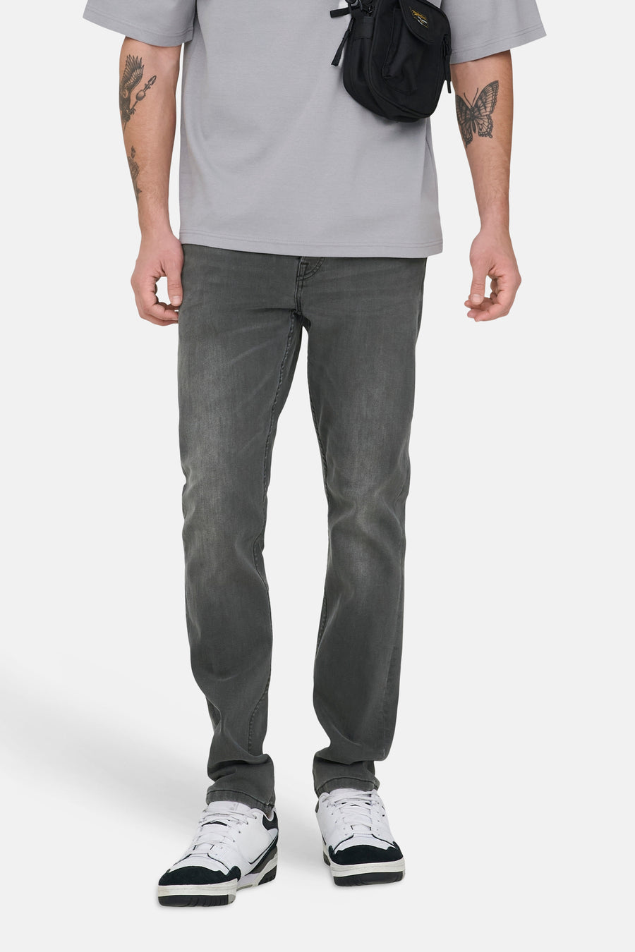 Jean slim fit gris foncé de ONLY & SONS®, avec poches arrière et passants de ceinture.