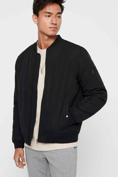 Veste noire d'ONLY & SONS®, avec une fermeture éclair et une poche sur la manche.