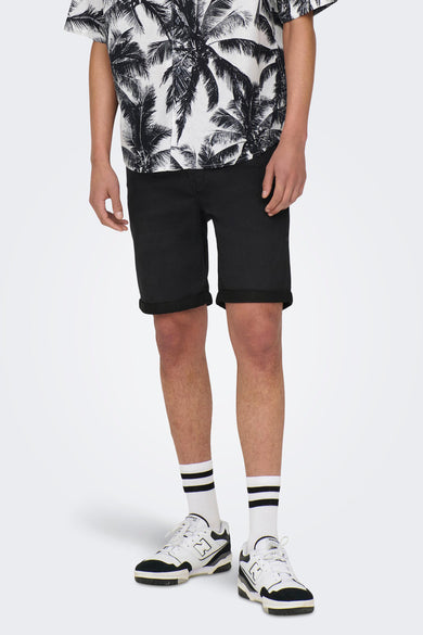 Personne en short de palmier, shorts noirs, chaussettes rayées et baskets New Balance.