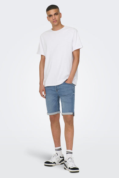 Jean court en denim bleu clair de ONLY & SONS, avec des poches rabattues et des chaussettes blanches à rayures et des baskets.