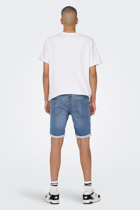 Shorts en denim bleu clair de ONLY & SONS, avec un zip sur le côté et des chaussettes blanches à rayures noires.