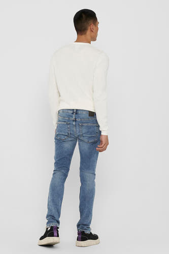 Slim fit jeans van ONLY & SONS®, in medium blauw denim, met achterzakken en een subtiele textuur.