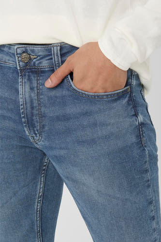 Slim fit jeans van mid blue denim van ONLY & SONS, met hand in zak.