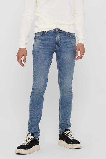 Jean slim fit en denim mid-blue van ONLY & SONS, avec des poches arrière classiques.