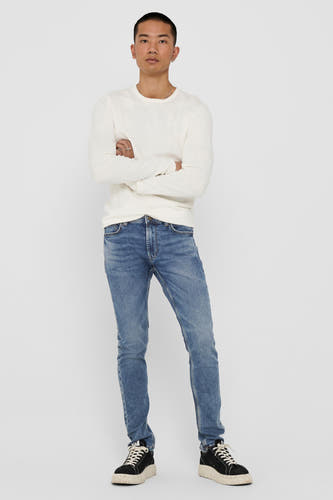 Jean slim de ONLY & SONS®, en denim bleu moyen, avec un style classique cinq poches.