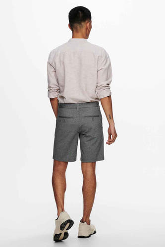 Veste grise d'ONLY & SONS®, avec des poches arrière, portée avec un chemisier beige clair et des baskets, vue de l'arrière.