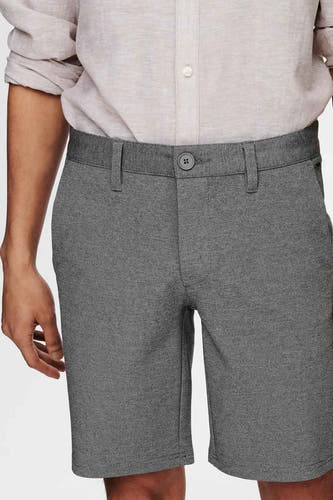 Veste grise d'ONLY & SONS, avec des passants et une fermeture à boutons, associée à un chemisier beige.