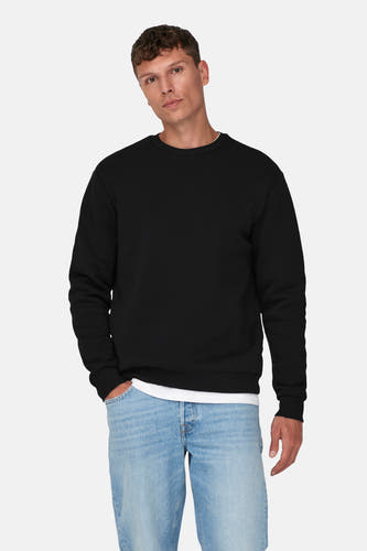 Pull-over noir d'ONLY & SONS, porté avec un T-shirt blanc et des jeans bleu clair.