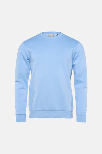 Pull-over bleu avec col rond de ONLY & SONS®, associé à des jeans et des baskets blanches.