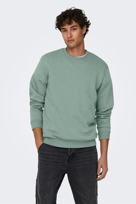 Pull vert à col rond de ONLY & SONS®, dos visible, porté avec un jean foncé et des baskets blanches.