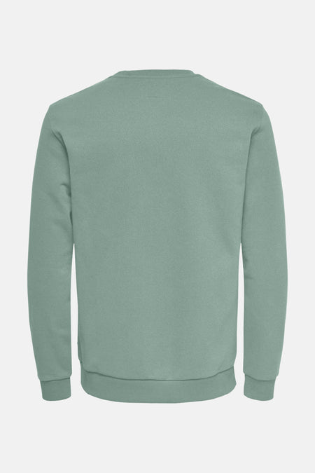 Pull vert de ONLY & SONS®, encolure ronde au dos, manches longues et poignets côtelés.