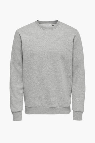 Gilet gris à longues manches.