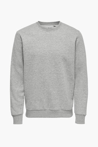Gilet gris à longues manches.