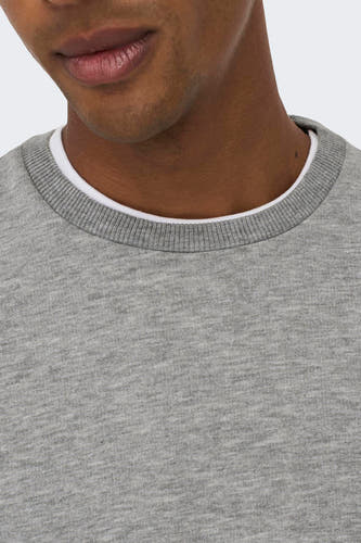 Gilet gris avec col blanc.